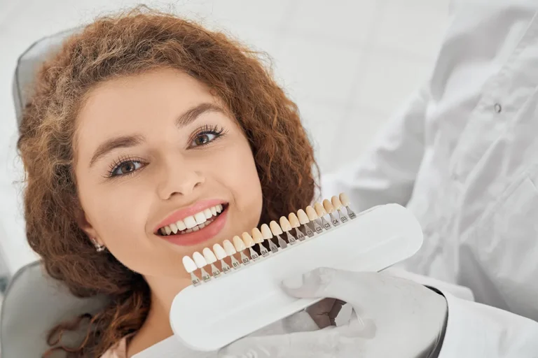 mulher realizando clareamento dental